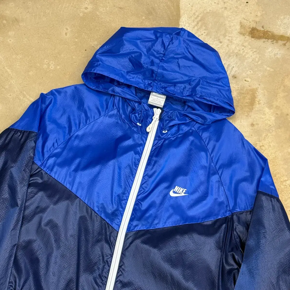 M Nike ウルトラライトブルーカラーフード付きウィンドブレーカー